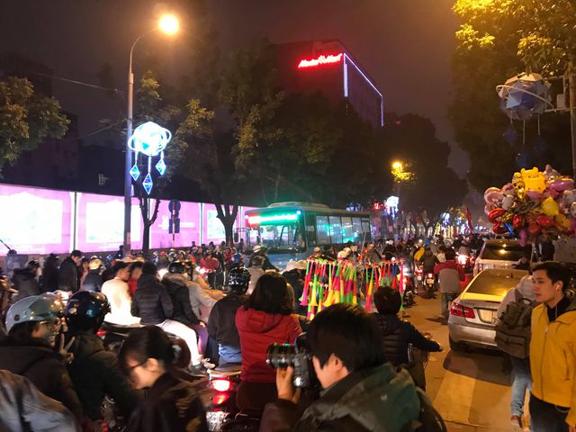 Hàng vạn người xuống đường ăn mừng chiến thắng nghẹt thở của tuyển Việt Nam - Ảnh 2. Hàng vạn người xuống đường ăn mừng chiến thắng nghẹt thở của tuyển Việt Nam - Ảnh 2.