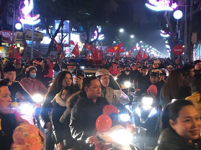 Hàng vạn người xuống đường ăn mừng chiến thắng nghẹt thở của tuyển Việt Nam - Ảnh 3. Hàng vạn người xuống đường ăn mừng chiến thắng nghẹt thở của tuyển Việt Nam - Ảnh 3.