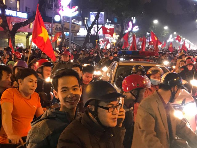 Hàng vạn người xuống đường ăn mừng chiến thắng nghẹt thở của tuyển Việt Nam - Ảnh 4. Hàng vạn người xuống đường ăn mừng chiến thắng nghẹt thở của tuyển Việt Nam - Ảnh 4.