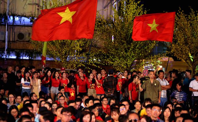Hàng vạn người xuống đường ăn mừng chiến thắng nghẹt thở của tuyển Việt Nam - Ảnh 5. Hàng vạn người xuống đường ăn mừng chiến thắng nghẹt thở của tuyển Việt Nam - Ảnh 5.