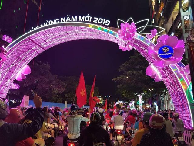 Hàng vạn người xuống đường ăn mừng chiến thắng nghẹt thở của tuyển Việt Nam - Ảnh 8. Hàng vạn người xuống đường ăn mừng chiến thắng nghẹt thở của tuyển Việt Nam - Ảnh 8.
