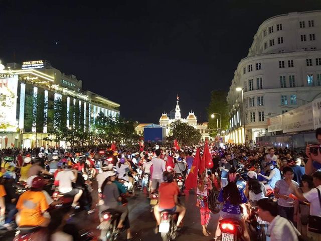 Hàng vạn người xuống đường ăn mừng chiến thắng nghẹt thở của tuyển Việt Nam - Ảnh 10. Hàng vạn người xuống đường ăn mừng chiến thắng nghẹt thở của tuyển Việt Nam - Ảnh 10.