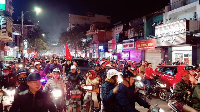 Hàng vạn người xuống đường ăn mừng chiến thắng nghẹt thở của tuyển Việt Nam - Ảnh 12. Hàng vạn người xuống đường ăn mừng chiến thắng nghẹt thở của tuyển Việt Nam - Ảnh 12.