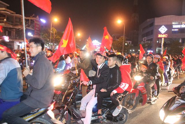 Hàng vạn người xuống đường ăn mừng chiến thắng nghẹt thở của tuyển Việt Nam - Ảnh 14. Hàng vạn người xuống đường ăn mừng chiến thắng nghẹt thở của tuyển Việt Nam - Ảnh 14.