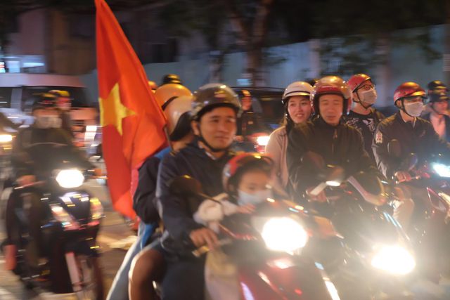 Hàng vạn người xuống đường ăn mừng chiến thắng nghẹt thở của tuyển Việt Nam - Ảnh 17. Hàng vạn người xuống đường ăn mừng chiến thắng nghẹt thở của tuyển Việt Nam - Ảnh 17.