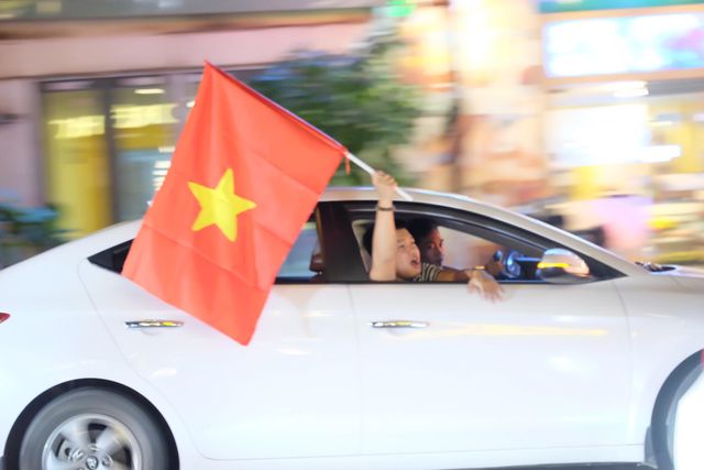 Hàng vạn người xuống đường ăn mừng chiến thắng nghẹt thở của tuyển Việt Nam - Ảnh 18. Hàng vạn người xuống đường ăn mừng chiến thắng nghẹt thở của tuyển Việt Nam - Ảnh 18.