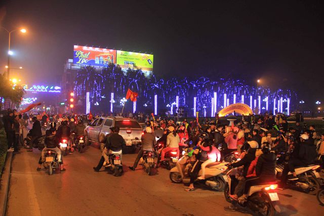 Hàng vạn người xuống đường ăn mừng chiến thắng nghẹt thở của tuyển Việt Nam - Ảnh 20. Hàng vạn người xuống đường ăn mừng chiến thắng nghẹt thở của tuyển Việt Nam - Ảnh 20.