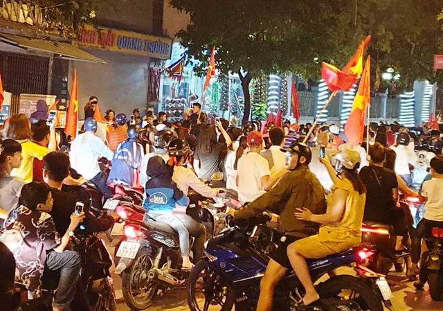 Hàng vạn người xuống đường ăn mừng chiến thắng nghẹt thở của tuyển Việt Nam - Ảnh 23. Hàng vạn người xuống đường ăn mừng chiến thắng nghẹt thở của tuyển Việt Nam - Ảnh 23.