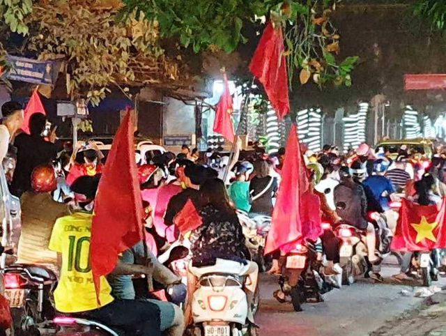 Hàng vạn người xuống đường ăn mừng chiến thắng nghẹt thở của tuyển Việt Nam - Ảnh 24. Hàng vạn người xuống đường ăn mừng chiến thắng nghẹt thở của tuyển Việt Nam - Ảnh 24.