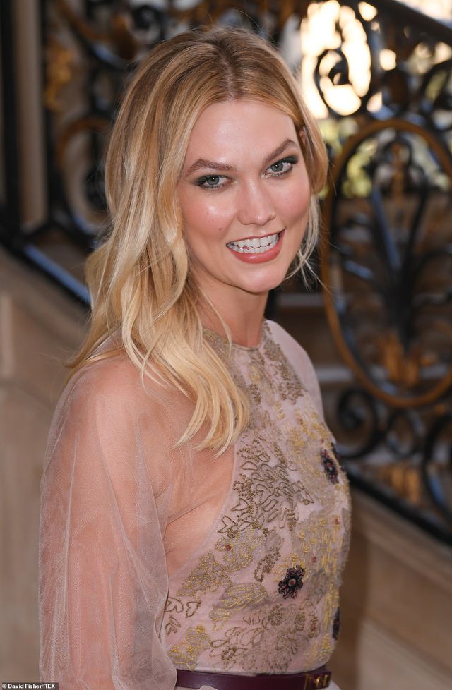 Karlie Kloss khoe thân với váy xuyên thấu - Ảnh 2. Karlie Kloss khoe thân với váy xuyên thấu - Ảnh 2.