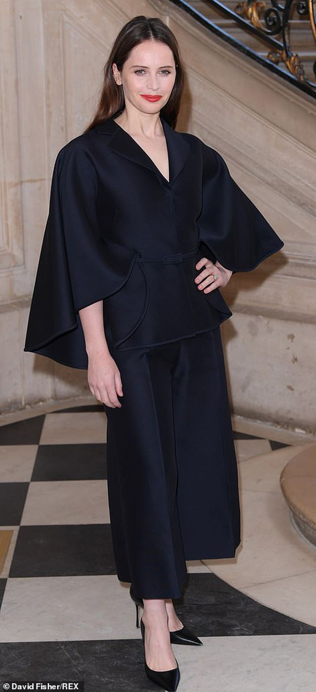 Karlie Kloss khoe thân với váy xuyên thấu - Ảnh 10. Karlie Kloss khoe thân với váy xuyên thấu - Ảnh 10.