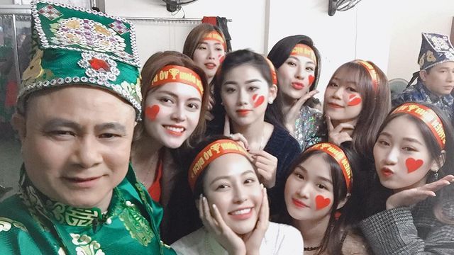&ldquo;Hot girl World Cup&rdquo; Tr&acirc;m Anh tiết lộ về lần đầu được diễn c&ugrave;ng c&aacute;c T&aacute;o qu&acirc;n - Ảnh 1.
