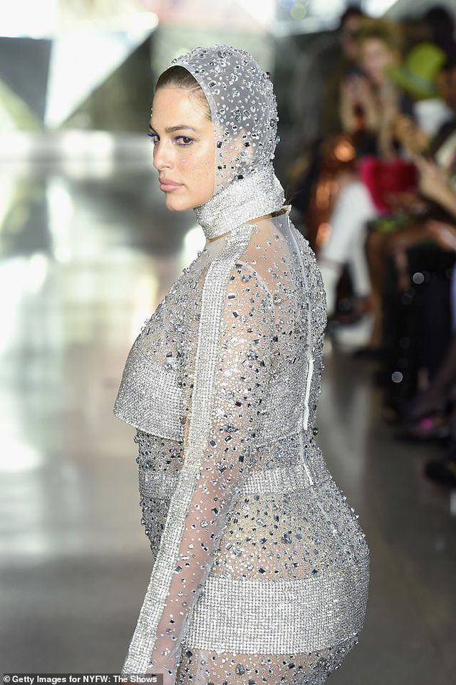 Ashley Graham khoe dáng nảy nở với váy xuyên thấu - Ảnh 3. Ashley Graham khoe dáng nảy nở với váy xuyên thấu - Ảnh 3.