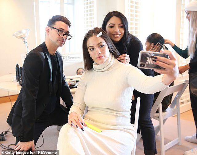 Ashley Graham khoe dáng nảy nở với váy xuyên thấu - Ảnh 5. Ashley Graham khoe dáng nảy nở với váy xuyên thấu - Ảnh 5.