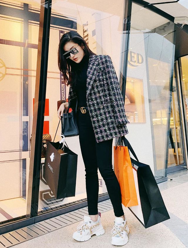 Vợ chồng H&agrave; Tăng diện &aacute;o d&agrave;i cực đẹp đ&ocirc;i, Mỹ T&acirc;m giản dị với... d&eacute;p tổ ong - Ảnh 8.