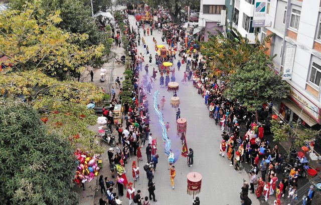 Trai làng Triều Khúc lả lơi trong điệu con đĩ đánh bồng - Ảnh 1. Trai làng Triều Khúc lả lơi trong điệu con đĩ đánh bồng - Ảnh 1.