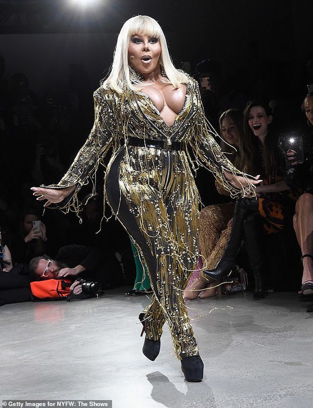 Lil Kim khoe ngực t&aacute;o bạo - Ảnh 1.