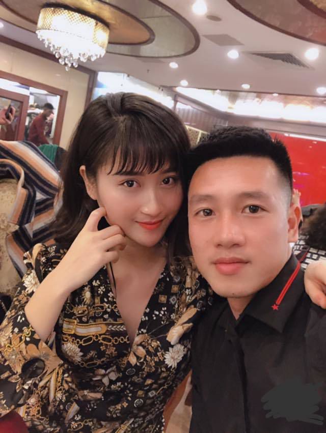 Làm bạn gái cầu thủ ngàn người ngưỡng mộ nhưng chỉ có một mình ngày Valentine - Ảnh 1. Làm bạn gái cầu thủ ngàn người ngưỡng mộ nhưng chỉ có một mình ngày Valentine - Ảnh 1.
