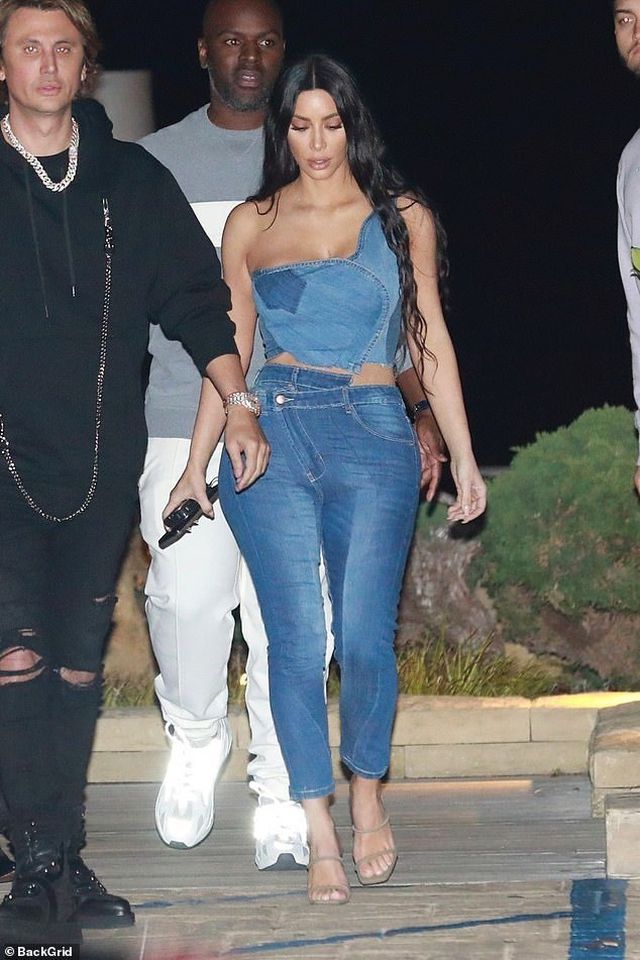 Kim Kardashian diện cây đồ Jeans đi ăn cùng chồng - Ảnh 1. Kim Kardashian diện cây đồ Jeans đi ăn cùng chồng - Ảnh 1.