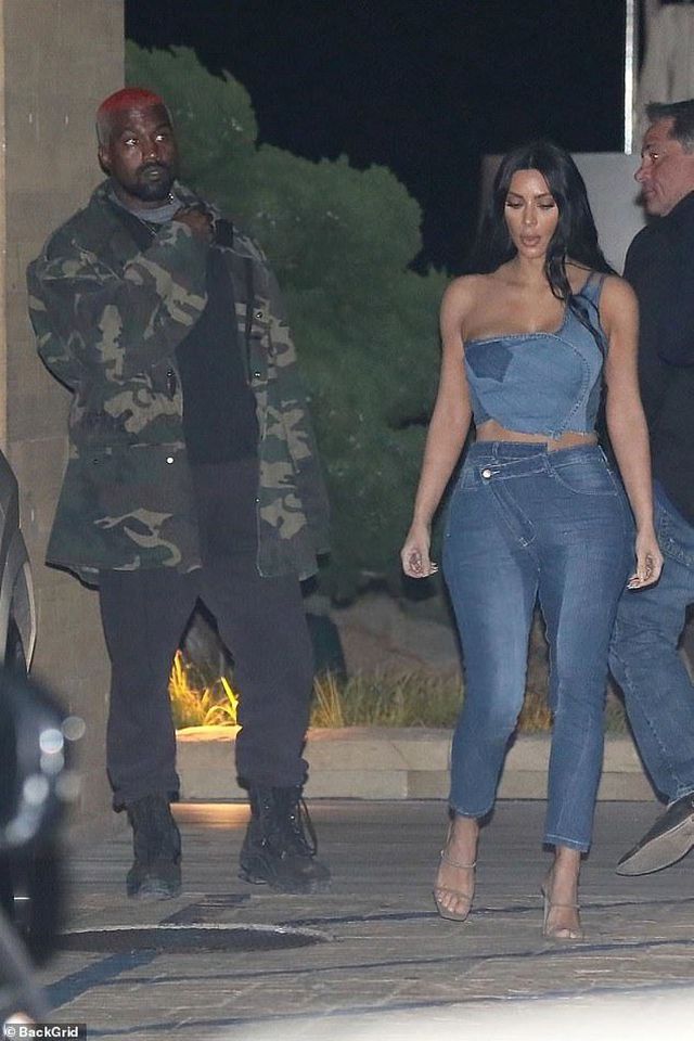 Kim Kardashian diện cây đồ Jeans đi ăn cùng chồng - Ảnh 3. Kim Kardashian diện cây đồ Jeans đi ăn cùng chồng - Ảnh 3.