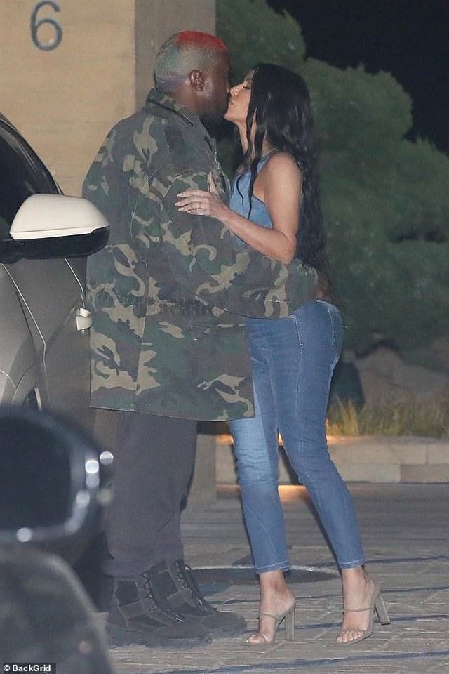 Kim Kardashian diện cây đồ Jeans đi ăn cùng chồng - Ảnh 4. Kim Kardashian diện cây đồ Jeans đi ăn cùng chồng - Ảnh 4.