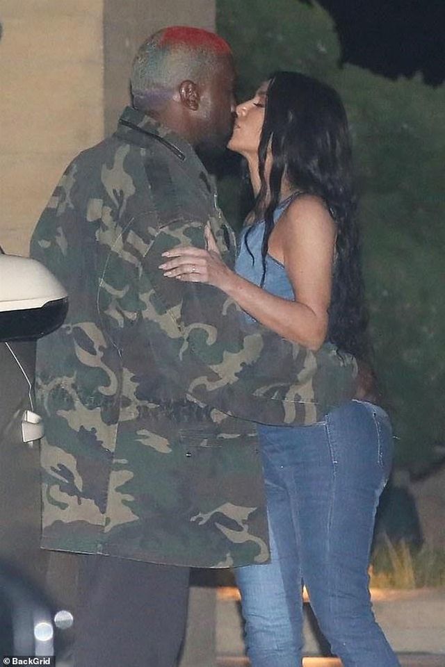 Kim Kardashian diện cây đồ Jeans đi ăn cùng chồng - Ảnh 6. Kim Kardashian diện cây đồ Jeans đi ăn cùng chồng - Ảnh 6.