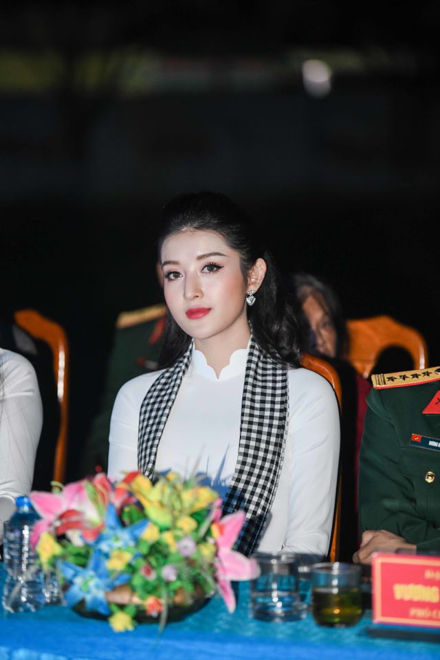 Huyền My, Ngọc Hân trao tặng 10.000 cuốn sách tới các chiến sĩ trẻ Nghệ An - Ảnh 2. Huyền My, Ngọc Hân trao tặng 10.000 cuốn sách tới các chiến sĩ trẻ Nghệ An - Ảnh 2.