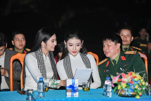 Huyền My, Ngọc Hân trao tặng 10.000 cuốn sách tới các chiến sĩ trẻ Nghệ An - Ảnh 3. Huyền My, Ngọc Hân trao tặng 10.000 cuốn sách tới các chiến sĩ trẻ Nghệ An - Ảnh 3.