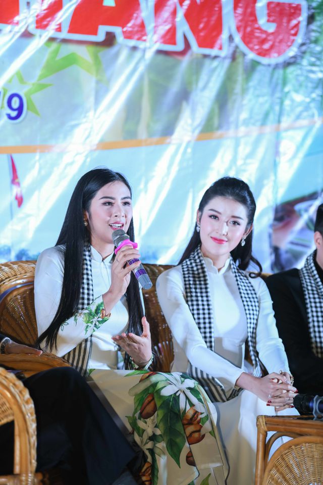 Huyền My, Ngọc Hân trao tặng 10.000 cuốn sách tới các chiến sĩ trẻ Nghệ An - Ảnh 4. Huyền My, Ngọc Hân trao tặng 10.000 cuốn sách tới các chiến sĩ trẻ Nghệ An - Ảnh 4.