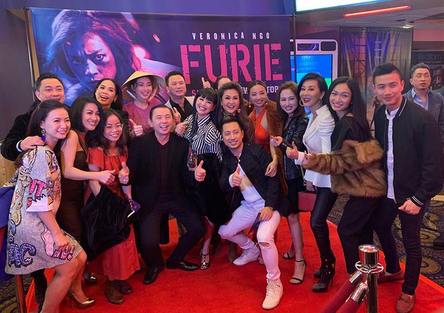 Đạo diễn &ldquo;Kong&rdquo; Jordan Vogt-Roberts đến ch&uacute;c mừng Ng&ocirc; Thanh V&acirc;n tại Mỹ - Ảnh 1.