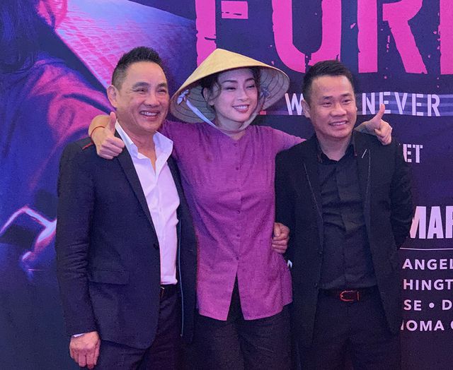 Đạo diễn &ldquo;Kong&rdquo; Jordan Vogt-Roberts đến ch&uacute;c mừng Ng&ocirc; Thanh V&acirc;n tại Mỹ - Ảnh 7.