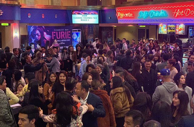 Đạo diễn &ldquo;Kong&rdquo; Jordan Vogt-Roberts đến ch&uacute;c mừng Ng&ocirc; Thanh V&acirc;n tại Mỹ - Ảnh 9.