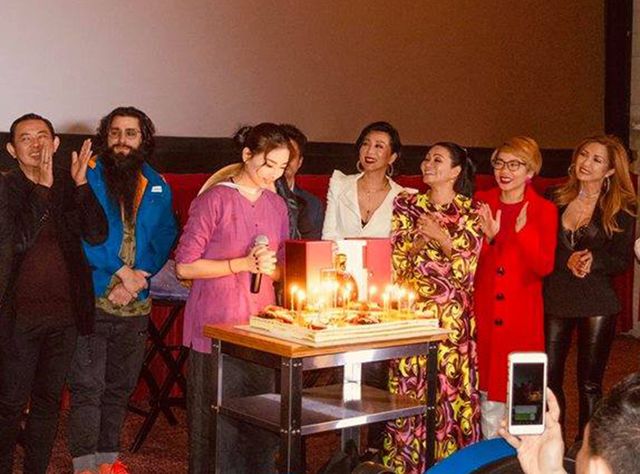 Đạo diễn &ldquo;Kong&rdquo; Jordan Vogt-Roberts đến ch&uacute;c mừng Ng&ocirc; Thanh V&acirc;n tại Mỹ - Ảnh 11.