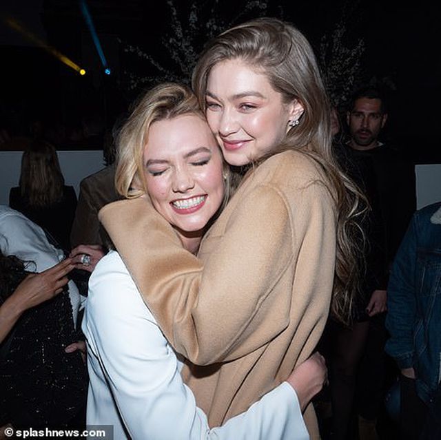 Karlie Kloss diện áo vest phô nội y - Ảnh 4. Karlie Kloss diện áo vest phô nội y - Ảnh 4.
