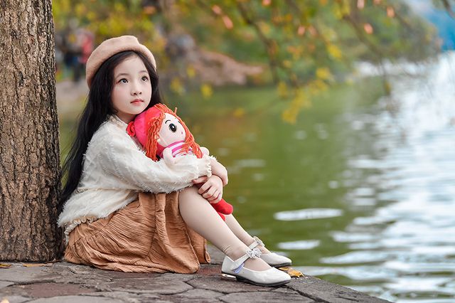 Gặp lại em bé Hà Nội xinh như búp bê trên phố mùa thay lá - Ảnh 1. Gặp lại em bé Hà Nội xinh như búp bê trên phố mùa thay lá - Ảnh 1.