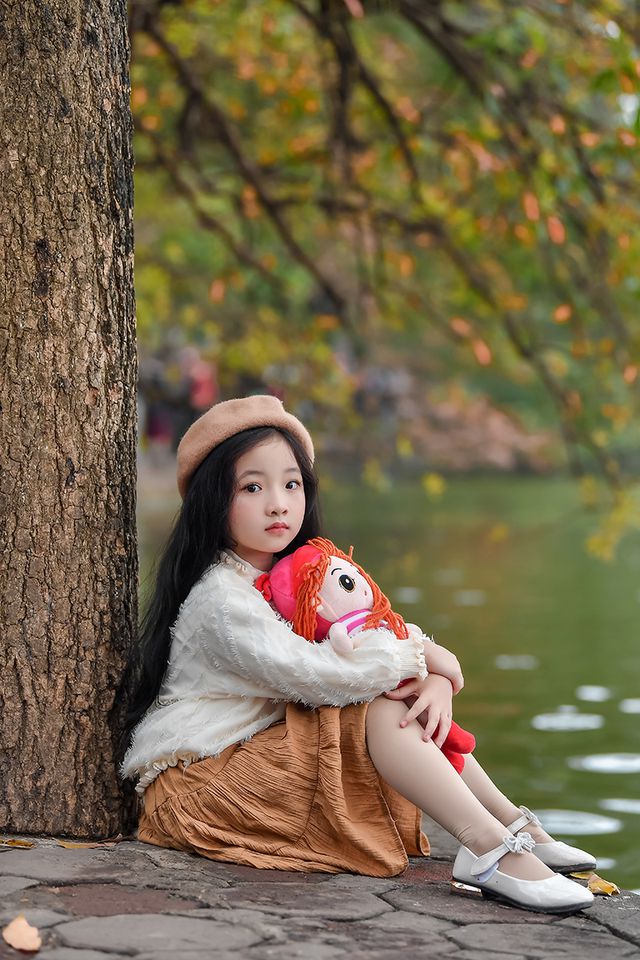 Gặp lại em bé Hà Nội xinh như búp bê trên phố mùa thay lá - Ảnh 4. Gặp lại em bé Hà Nội xinh như búp bê trên phố mùa thay lá - Ảnh 4.
