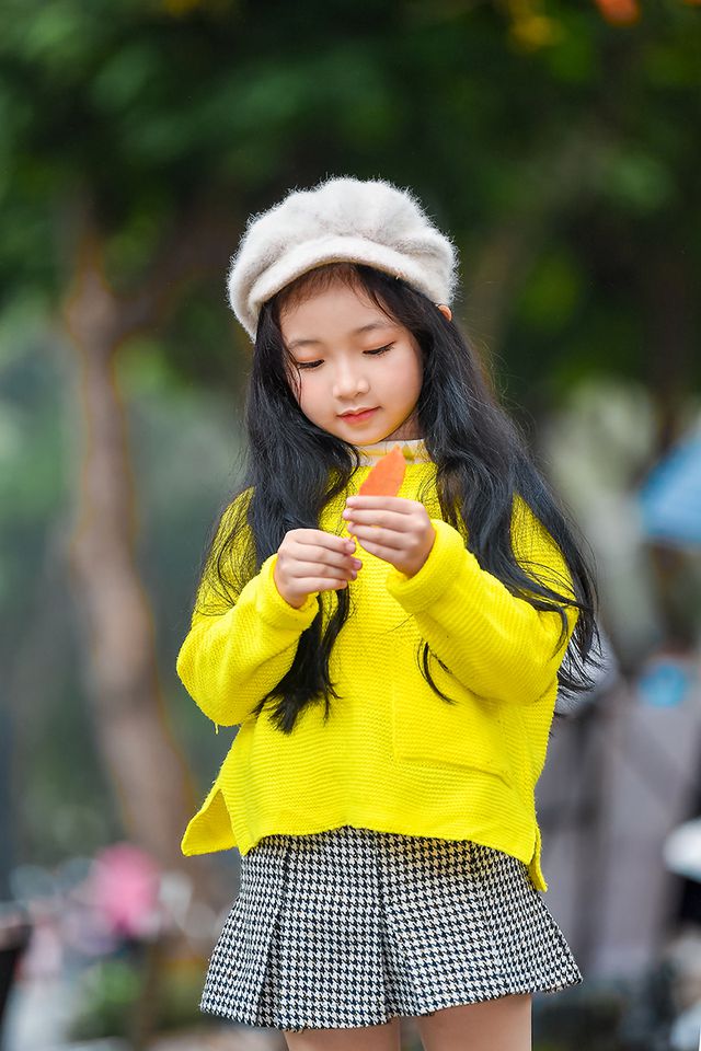 Gặp lại em bé Hà Nội xinh như búp bê trên phố mùa thay lá - Ảnh 7. Gặp lại em bé Hà Nội xinh như búp bê trên phố mùa thay lá - Ảnh 7.