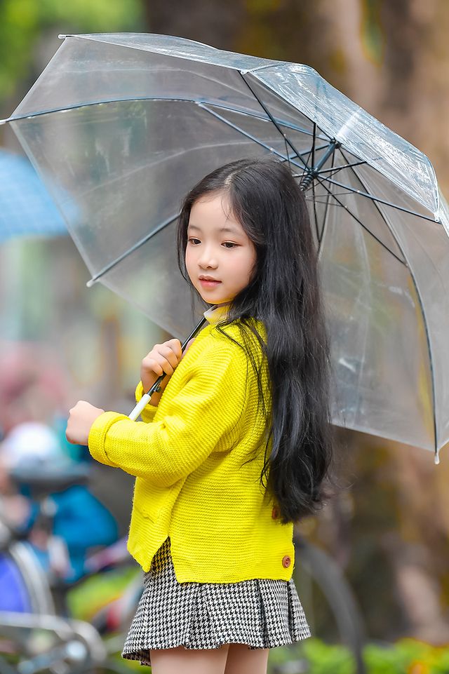 Gặp lại em bé Hà Nội xinh như búp bê trên phố mùa thay lá - Ảnh 8. Gặp lại em bé Hà Nội xinh như búp bê trên phố mùa thay lá - Ảnh 8.