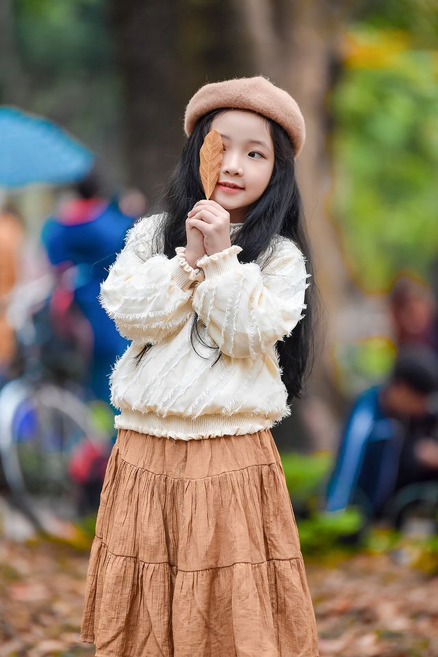Gặp lại em bé Hà Nội xinh như búp bê trên phố mùa thay lá - Ảnh 9. Gặp lại em bé Hà Nội xinh như búp bê trên phố mùa thay lá - Ảnh 9.