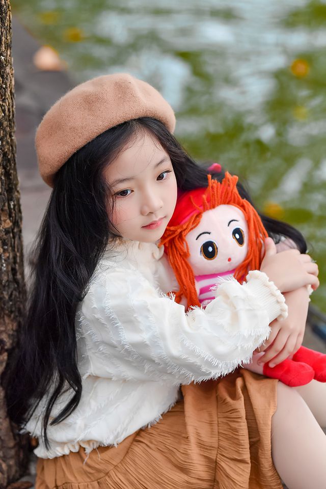 Gặp lại em bé Hà Nội xinh như búp bê trên phố mùa thay lá - Ảnh 10. Gặp lại em bé Hà Nội xinh như búp bê trên phố mùa thay lá - Ảnh 10.