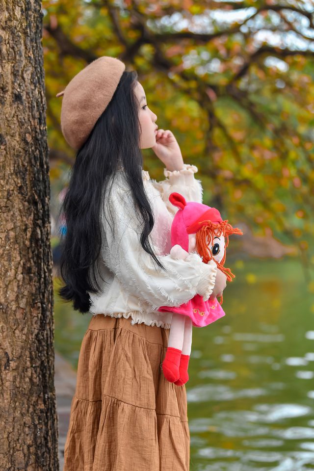 Gặp lại em bé Hà Nội xinh như búp bê trên phố mùa thay lá - Ảnh 11. Gặp lại em bé Hà Nội xinh như búp bê trên phố mùa thay lá - Ảnh 11.
