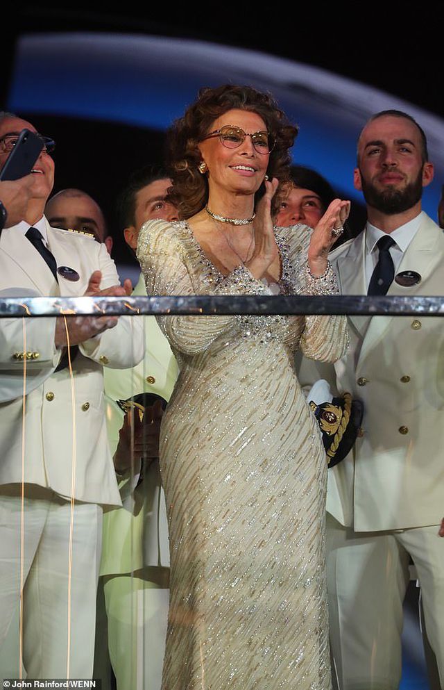 Sophia Loren bất ngờ tái xuất - Ảnh 3. Sophia Loren bất ngờ tái xuất - Ảnh 3.