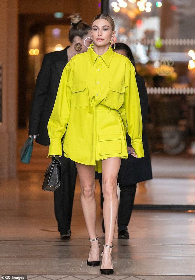 Dự tuần lễ thời trang Paris, vợ Justin Bieber thay 4 bộ đồ một ng&agrave;y - Ảnh 1.