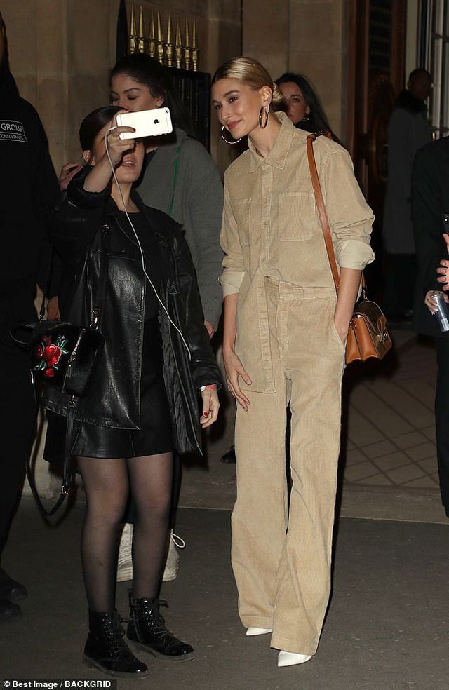 Dự tuần lễ thời trang Paris, vợ Justin Bieber thay 4 bộ đồ một ng&agrave;y - Ảnh 5.