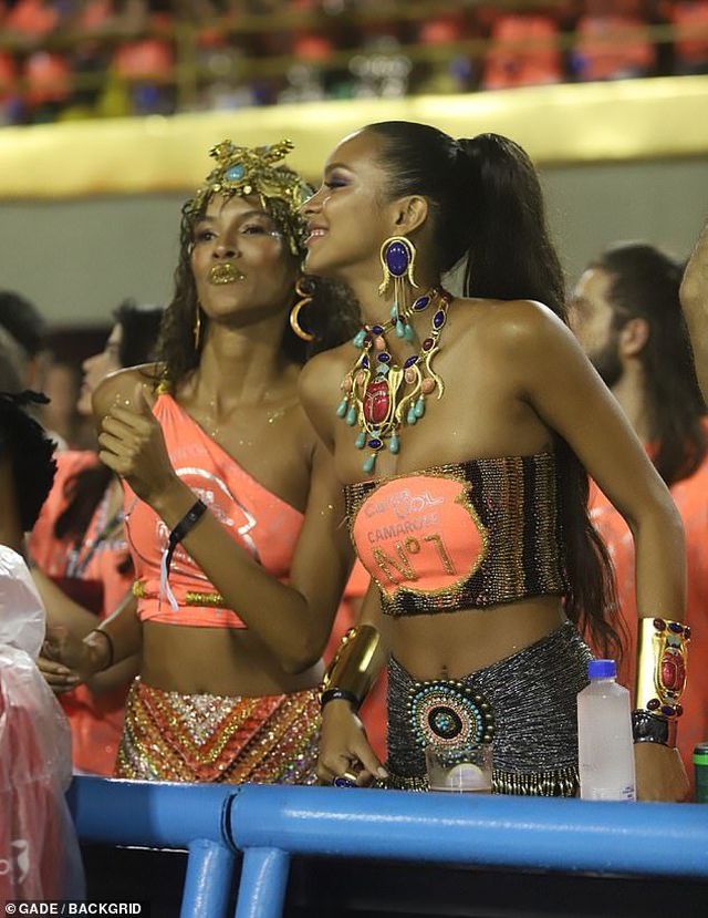 Thiên thần Victorias Secret gợi cảm dự lễ hội carnival - Ảnh 4. Thiên thần Victorias Secret gợi cảm dự lễ hội carnival - Ảnh 4.