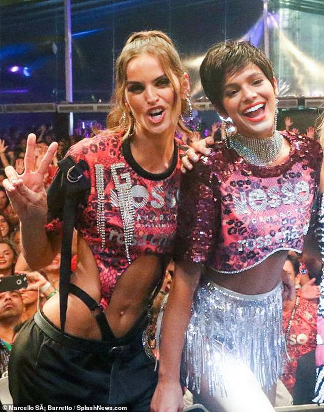 Thiên thần Victorias Secret gợi cảm dự lễ hội carnival - Ảnh 7. Thiên thần Victorias Secret gợi cảm dự lễ hội carnival - Ảnh 7.