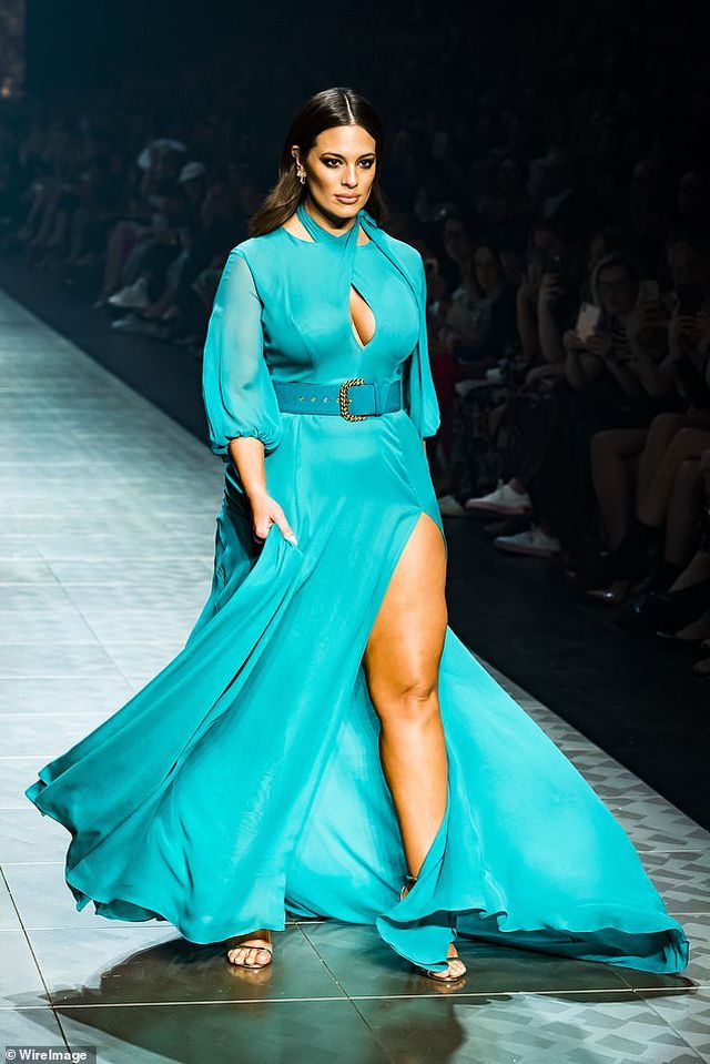 Siêu mẫu Ashley Graham nóng bỏng với váy xuyên thấu - Ảnh 7. Siêu mẫu Ashley Graham nóng bỏng với váy xuyên thấu - Ảnh 7.