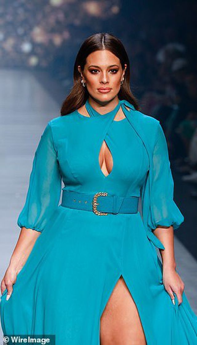 Siêu mẫu Ashley Graham nóng bỏng với váy xuyên thấu - Ảnh 8. Siêu mẫu Ashley Graham nóng bỏng với váy xuyên thấu - Ảnh 8.