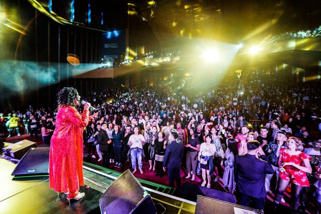 Ban nhạc huyền thoại Joy li&ecirc;n tục khen phụ nữ Việt Nam đẹp tuyệt vời - Ảnh 1.