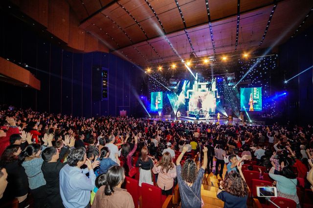 Ban nhạc huyền thoại Joy li&ecirc;n tục khen phụ nữ Việt Nam đẹp tuyệt vời - Ảnh 2.